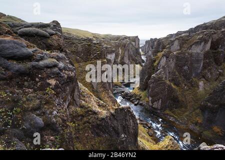 Unglaubliche Landschaft aus dem berühmten Fjadrargljufur Canyon im Südosten von Island, Europa Stockfoto