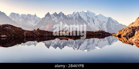 Unglaubliche Aussicht auf klares Wasser und Himmel Reflexion über Chesery See (Lac De Cheserys) in Frankreich Alpen. Monte Bianco Berge im Hintergrund. Landschaftsfotografie, Chamonix. Stockfoto