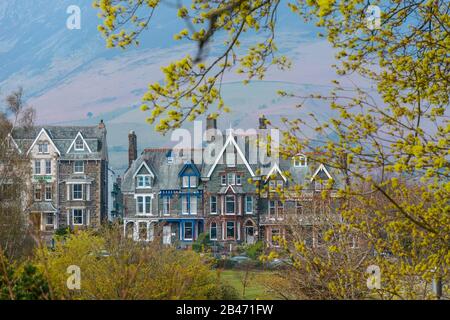 Eine Reihe viktorianischer Häuser (Hotels) mit Blick auf den Crow Park am Nordufer von Derwentwater in Keswick, Lake District, Großbritannien, mit dem Skiddaw dahinter. Stockfoto