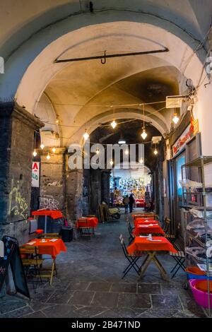 Portikos, Via dei Tribunali, centro storico, Neapel, Italien Stockfoto