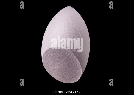 Schminkwerkzeug Schwamm oder Kosmetikmixer isoliert auf schwarzem Hintergrund Stockfoto