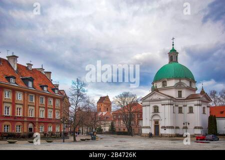 Warschau, Polen - 20. Februar 2020: Die Kirche Sankt Kazimierz. Die St. Kazimierz-Kirche ist eine in der Warschauer Neustadt an der Rynek Nowego M gelegene, römische katholische Kirche Stockfoto
