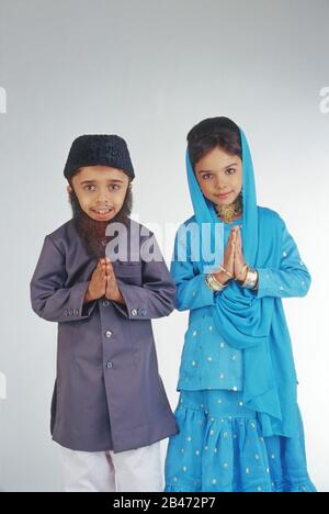 Junge und Mädchen in ausgefallener Kleidung als muslimisches Paar, HERR#496.495 Stockfoto