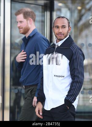 Der Duke of Sussex (links) und Lewis Hamilton kommen auf dem Silverstone Circuit in Northamptonshire an, um offiziell die Silverstone Experience zu eröffnen, ein neues immersives Museum, das die Geschichte der Vergangenheit, Gegenwart und Zukunft des britischen Motorsports erzählt. Stockfoto