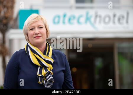 Kirchheim Unter Teck, Deutschland. März 2020. Die Hotelbesitzerin Melanie Kübler-Strobel steht vor dem Eingang des Ateck-Hotels. Nach zwei Wochen Quarantäne dürfen Rückkehrer aus der chinesischen Provinz Hubei, die besonders von dem neuen Coronavirus betroffen ist, das in eine Quarantänestation umgewandelte Hotel verlassen. (Zu dpa: "Besitzer des Quarantänehotels: "Würde es wieder tun") Credit: Tom Weller / dpa / Alamy Live News Stockfoto