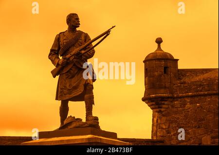 Statue von Argyll und Sutherland Highlander Soldat aus dem Boer-Krieg auf Stirling Castle in Schottland, Großbritannien Stockfoto