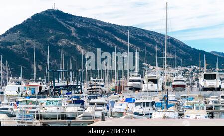 Altea, Spanien - 05. März 2020: Blick auf den Hafen von Altea, Provinz Alicante, Mittelmeerküste, Costa Blanca, Valencianische Gemeinschaft Stockfoto