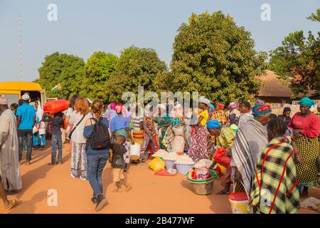 Bissau, Republik Guinea-Bissau - 6. Januar 2020: Straßenlandschaft in der Stadt Bissau mit Menschen auf dem Straßenmarkt, Guinea-Bissau Stockfoto