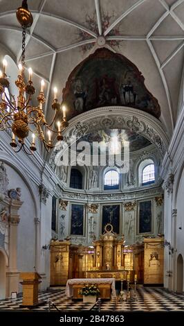 Europa, Polen, Lubliner Provinz, Lubliner Stadt, St. Stanislaus- und Dominikanische Basilika der heutige Hauptaltar, der die Trennwand zwischen Kirche und klösterlichem Chor bildet, wurde im Jahre 1793 im klassischen Stil errichtet. Stockfoto