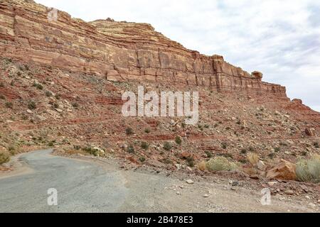 Der Mokee/Moki Dugway verschlungen sich an der Seite eines Escarpments in Utah Stockfoto