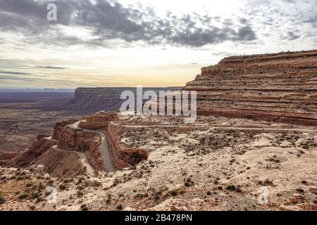 Der Mokee/Moki Dugway verschlungen sich an der Seite eines Escarpments in Utah Stockfoto