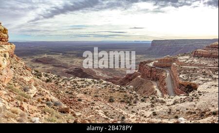 Der Mokee/Moki Dugway verschlungen sich an der Seite eines Escarpments in Utah Stockfoto