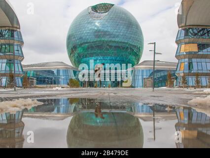 Der für die Expo 2017 Astana erbaute Pavillon nur Alemi ist eines der wichtigsten Wahrzeichen der Stadt. Hier vor allem seine runde Form Stockfoto