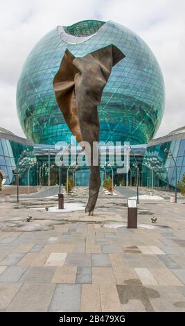 Der für die Expo 2017 Astana erbaute Pavillon nur Alemi ist eines der wichtigsten Wahrzeichen der Stadt. Hier vor allem seine runde Form Stockfoto