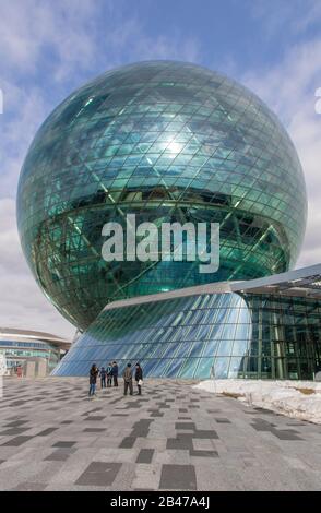 Der für die Expo 2017 Astana erbaute Pavillon nur Alemi ist eines der wichtigsten Wahrzeichen der Stadt. Hier vor allem seine runde Form Stockfoto