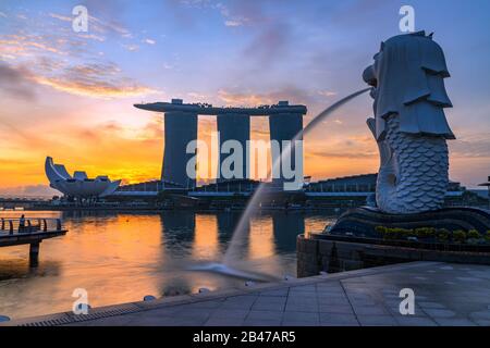 Singapur STADT SINGAPUR: 12. Februar 2020: Singapur Merlion Park im Stadtzentrum von Singapur Geschäftsviertel bei Sonnenaufgang Stockfoto