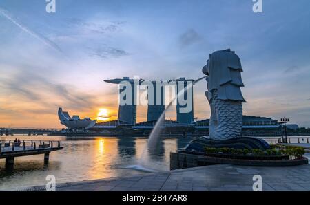 Singapur STADT SINGAPUR: 12. Februar 2020: Singapur Merlion Park im Stadtzentrum von Singapur Geschäftsviertel bei Sonnenaufgang Stockfoto