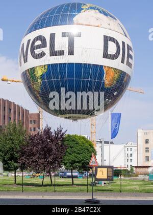 Berlin DEUTSCHLAND - 9. JULI 2017: Heißluftballon Hiflyer (Highflyer) Weltballon in Berlin Deutschland Stockfoto