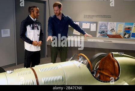 Der Herzog von Sussex spricht mit dem Formel-1-Weltmeister Lewis Hamilton bei einem Besuch des Silverstone Circuit in Northamptonshire, um das Silverstone Experience, ein neues immersives Museum, das die Geschichte der Vergangenheit, Gegenwart und Zukunft des britischen Automobilrennens erzählt, offiziell zu eröffnen. Stockfoto