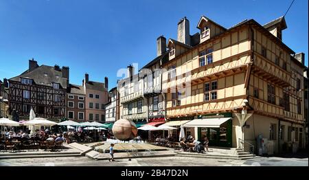 Europa, Frankreich, Chalon-sur-Saône, Bourgogne-Franche-Comté, Saint-Vincent Chalon-Sur-Saone, die prächtigen Fachwerkhäuser stammen aus dem 16. Und 17. Jahrhundert am Saint-Vincent-Platz. In der Altstadt, Fußgängerzone, Geschäft Stockfoto