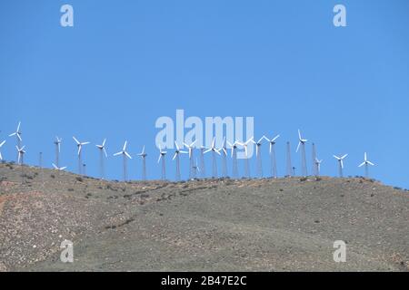 Ein alter Retro-Windpark mit Blick auf die Bergspitze Stockfoto