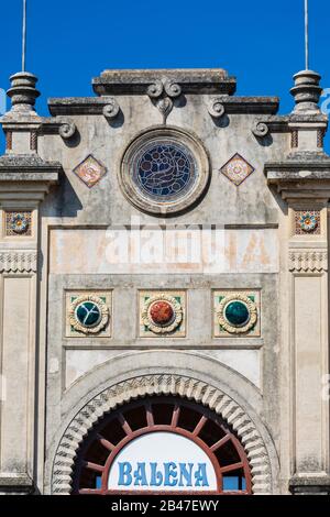 Außendetails Balena Badehaus, Viareggio, Toskana, Italien. Stockfoto