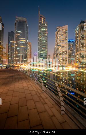 Erstaunliche Architektur, parallele Gebäude. Bewölkt Nachthimmel. Inspiration für Luxusreisen. Dubai Jumeirah Lake Towers. Stockfoto
