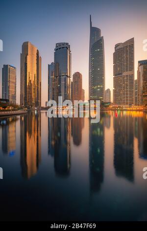 Erstaunliche Architektur, parallele Gebäude. Bewölkt Nachthimmel. Inspiration für Luxusreisen. Dubai Jumeirah Lake Towers. Stockfoto
