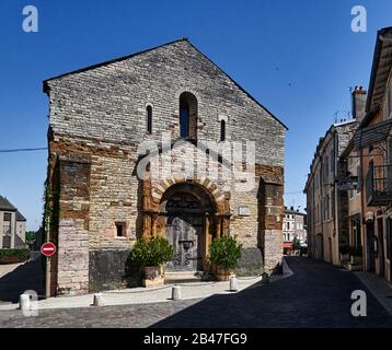 Frankreich, Tournus, Bourgogne-Franche-Comté, Kirche Saint-Valérien Romanik, die Kirche, die dem Heiligen Valerian, dem Heiligen und Märtyrer von Tournus, gewidmet ist, wurde von 1008 bis 1028 von Bernier, dem Abt von Saint-Philibert, erbaut Stockfoto