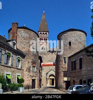 Frankreich, Tournus, Bourgogne-Franche-Comté, die 2 Türme der alten Befestigungsanlage schützen die t Saint-Philibert-Stift Tournus ist ein ehemaliges Kloster der Benediktion, ihre Abteikirche ist eines der größten Denkmäler der Romanik in Frankreich. Stockfoto