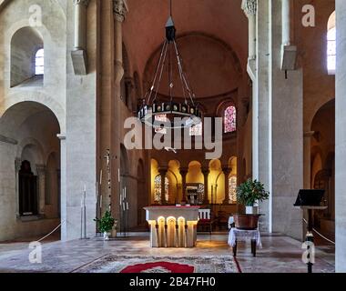 Frankreich, Tournus, Bourgogne-Franche-Comté, der Altar der Kathedrale von Saint-Philibert in der Stift Saint-Philibert von Tournus ist ein ehemaliges Kloster der Benediktion, seine Abteikirche ist eines der größten römischen Denkmäler in Frankreich. Stockfoto