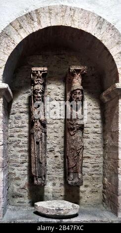 Frankreich, Tournus, Bourgogne-Franche-Comté, Saint-Philibert, Stift Tournus, ist ein ehemaliges Kloster der Benediktion, seine Abteikirche ist eines der größten Denkmäler der Romanik in Frankreich. Die Statuen der beiden heiligen Gönner der Kirche standen früher zwischen den Fenstern des Glockenturms, links Philibert, der den Stock und den Segen trug. Rechts hält Valerian das Buch des Wortes und die Palme des Martyriums. Die Statuen der beiden heiligen Gönner der Kirche Stockfoto