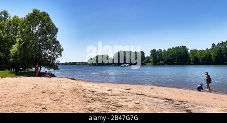 Frankreich, Familie, die an einem sandigen Strand am Fluss Saône, La Truchère, Bourgogne-Franche-Comté, Abteilung, spielt Stockfoto