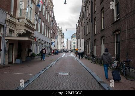 Nieuwe Doelenstraat Street In Amsterdam, Niederlande 2020 Stockfoto