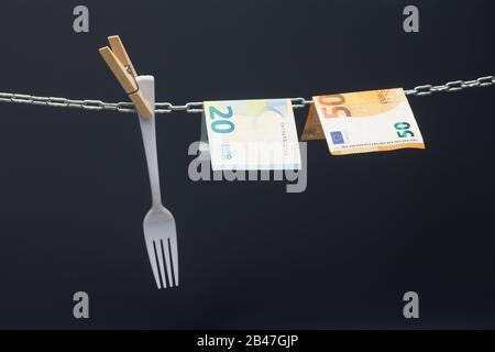 Geld, das in einer Kette gehalten wird oder an einer Kette hing; gesetzliches Zahlungsmittel in Papierform; Euro, Währung der europäischen Wirtschaftsgemeinschaft, Gemeinsamer Markt. Stockfoto