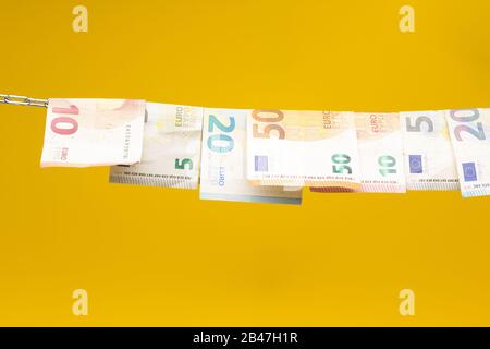 Geld, das in einer Kette gehalten wird oder an einer Kette hing; gesetzliches Zahlungsmittel in Papierform; Euro, Währung der europäischen Wirtschaftsgemeinschaft, Gemeinsamer Markt. Stockfoto