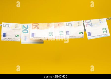 Geld, das in einer Kette gehalten wird oder an einer Kette hing; gesetzliches Zahlungsmittel in Papierform; Euro, Währung der europäischen Wirtschaftsgemeinschaft, Gemeinsamer Markt. Stockfoto