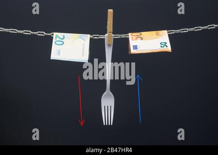 Geld, das in einer Kette gehalten wird oder an einer Kette hing; gesetzliches Zahlungsmittel in Papierform; Euro, Währung der europäischen Wirtschaftsgemeinschaft, Gemeinsamer Markt. Stockfoto