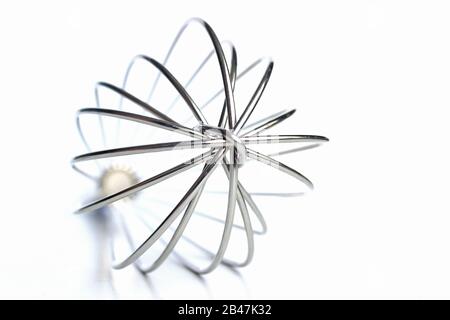 Edelstahl ballon Schneebesen in weißem Hintergrund Stockfoto