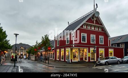 Europa, Reykjavik, Island, Bunte Gebäude Am Ingolfstorg-Platz, Geschäfte und Restaurants an einem regnerischen Tag im Sommer Stockfoto