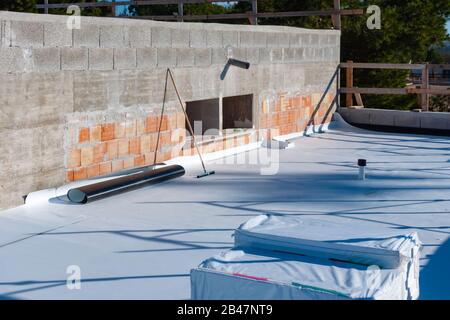 Arbeiter auf Anwendung synthetische Abdichtung PVC-P- und TPO/FPO Stockfoto