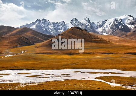 Luftbild des schönen Berg Tal mit kleinen touristischen und Fluss in der Nähe von Kel Suu See in der naryn Region, Kirgisistan Stockfoto