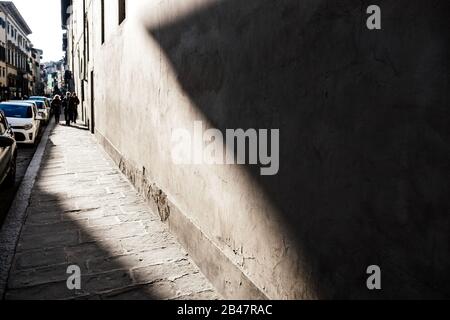 Schatten und Licht an einer Wand in einer Stadt Stockfoto