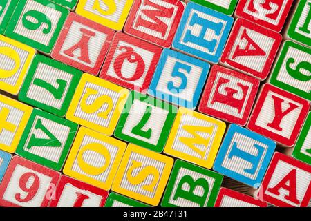 Hintergrund der Buchstaben. Holzwürfel mit Buchstaben auf Holzhintergrund Stockfoto