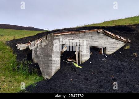 Heimaey Island, , Edheimar Museum, die isländische Eruption in Heimaey 1973 verschüttete rund vier Hunderte von Häusern. Archäologen haben das, was von den Gebäuden übrig geblieben ist, aufgedeckt und der Insel den Spitznamen "Pompeji des Nordens" gegeben, Museum, das auf den Ruinen der verschütteten Häuser errichtet wurde Stockfoto