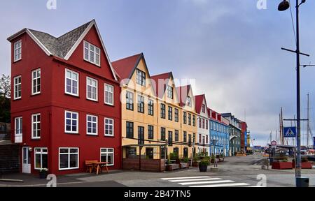 Dänemark, Torshavn. Juli 2018. Typische Häuser am Wasser vor dem Jachthafen. Stockfoto