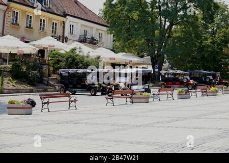 Sandomierz. Polen-6. Juli 2018. Elektroautos für Touristen, die die Stadt besuchen. Stockfoto
