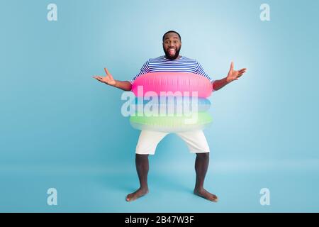 OMG ist Ihnen ein Hauch. Foto in voller Größe positiv verrückt barfuß afro amerikanischer Kerl Urlaub genießen haben Bojen wollen Hug Freund tragen gestreifte Weste weiß Stockfoto