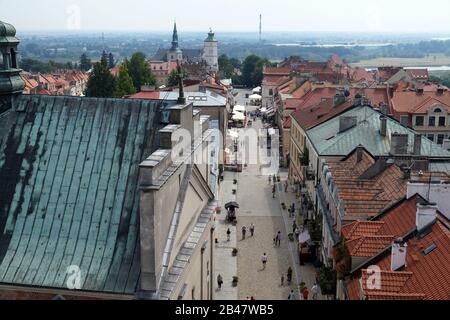 Sandomierz, Polen, Juli 2018. Opatowska Straße, eine der Straßen der Altstadt. Stockfoto