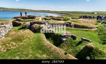 UK, Schottland, Orkney Islands ist eine Inselgruppe auf den nördlichen Inseln Schottlands, Atlantik, Skara Brae, eine neolithische Siedlung auf dem Festland Orkneys. In diesem prähistorischen Dorf, einer der am besten erhaltenen Gruppen prähistorischer Häuser in Westeuropa, können die Menschen die Lebensweise von vor 5.000 Jahren sehen, bevor Stonehenge erbaut wurde. Stockfoto